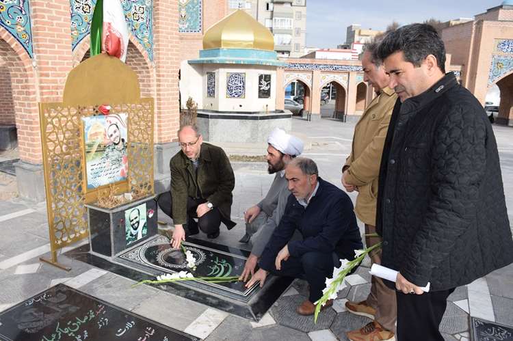 حضور کارکنان اداره کل دامپزشکی استان اردبیل در مراسم غبارروبی، گلباران و عطرافشانی مزار شهدا به مناسبت دهه فجر