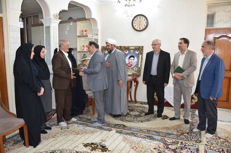  بصیرت خانواده شهدا نمونه و الگوی عملی اخلاق و جلوه ای از ایمان و بزرگواری است