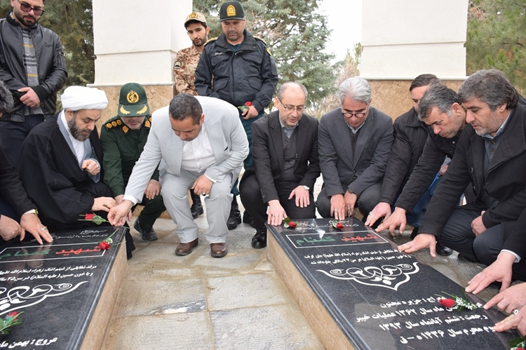 حضور مدیر کل دامپزشکی استان اردبیل به همراه فرماندار مشگین شهر و بخشدار و نماینده ولی فقیه لاهرود در مراسم غبار روبی و عطر افشانی مزار شهدا